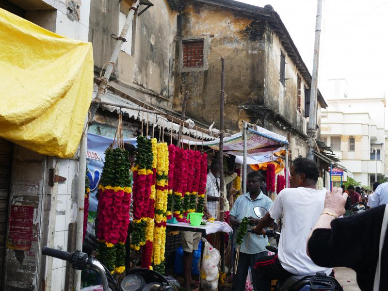 Stan Tamilnadu. Ulica w Chennai  / Madras/.  Stragan z kwiatowymi dekoracjami