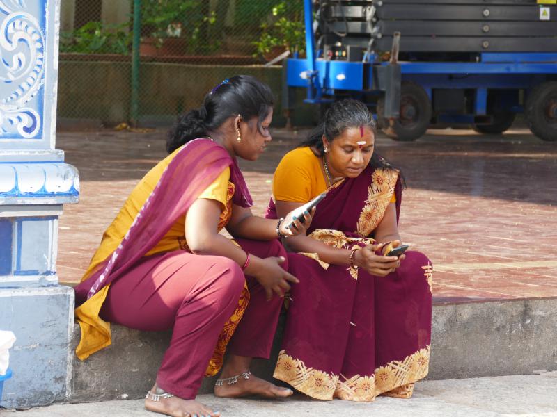 Chennai. Przed świątynią. Tamilskie kobiety w tradycyjnych strojach                                                         
