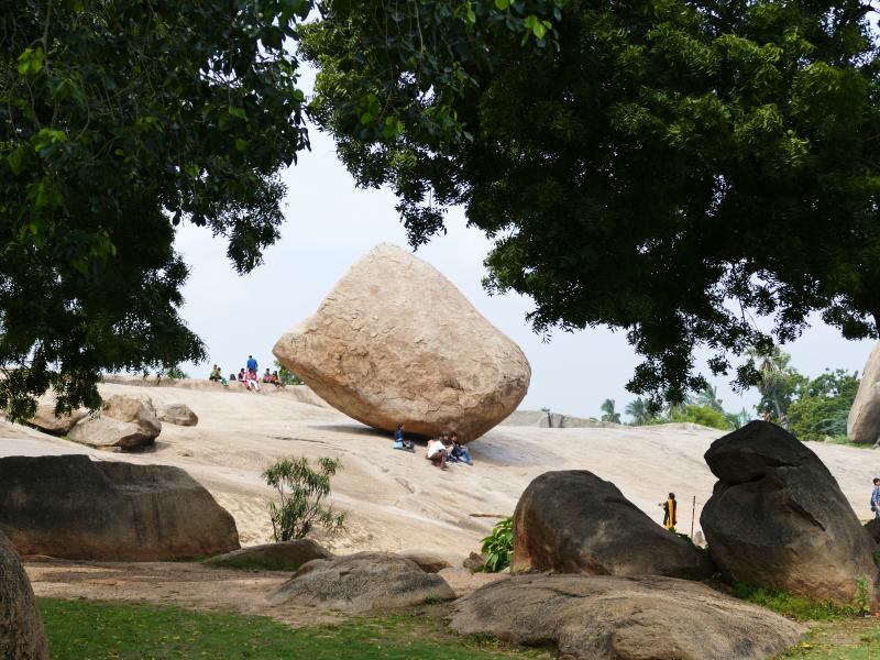 Świątynne wzgórze Mahabalipuram.  Zdumiewający granitowy głaz -  Maślana Kula Kryszny