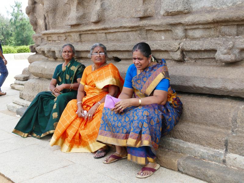 Trzy kolory.  Malownicze hinduskie kobiety w świątyni Shore 