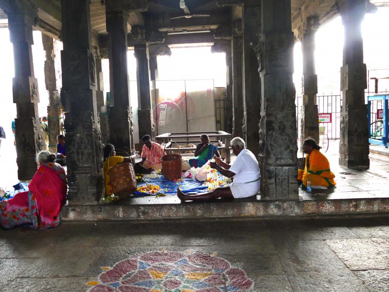 Świątynia  Ekambaranathar.  Praca nad kwiatowymi girlandami dla bóstw