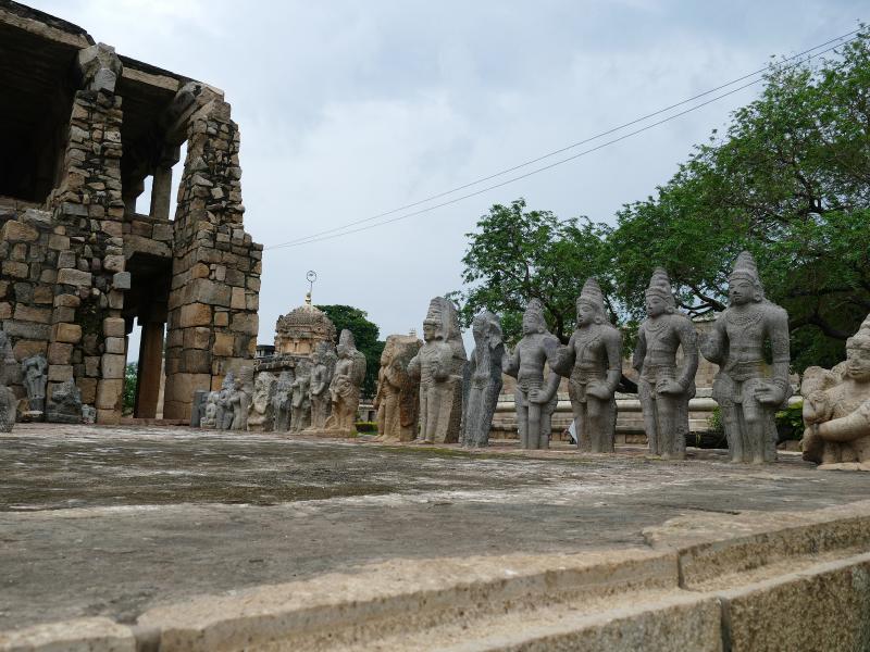 Gangaikondacholapuram.  Posągi bogów odzyskane z ruin starego miasta 