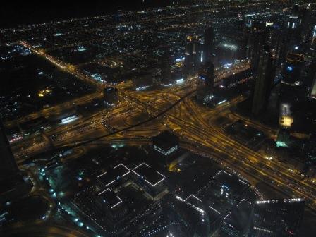 Fot. 15 Nocna panorama węzła komunikacyjnego Dubaju widziana z wysokości 442 m