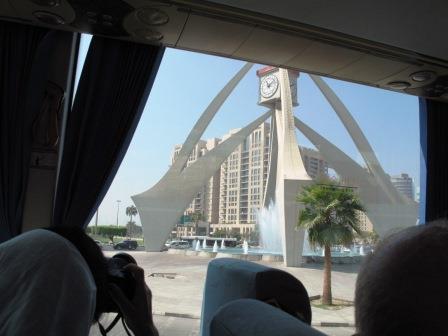 Fot. 7 Wieża zegarowa w Dubaju widziana przez okno autobusu
