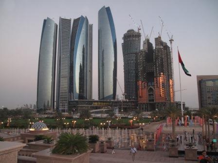 Fot. 46 Nowoczesne wieżowce Abu Dhabi w sąsiedztwie hotelu „Pałac Emiratów”