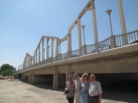  Fot. 63 Most nad suchym korytem rzeki. Podczas zwiedzania zostali uwiecznieni (od lewej) prof. Kazimierz Flaga, Barbara i Janusza Rymszowie oraz Józef Flaga.