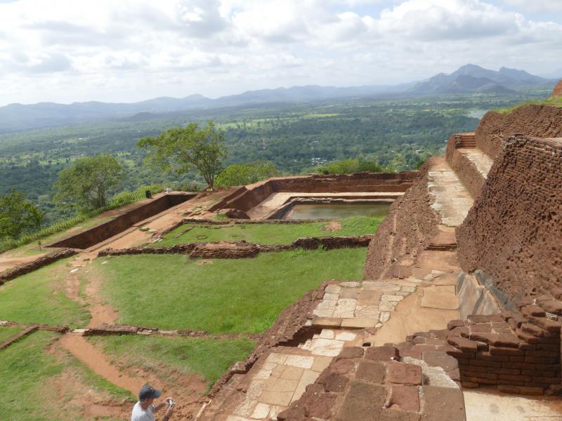 Pozostałości ogromnych pałacowych budowli i rozległy widok ze skały Sigirija