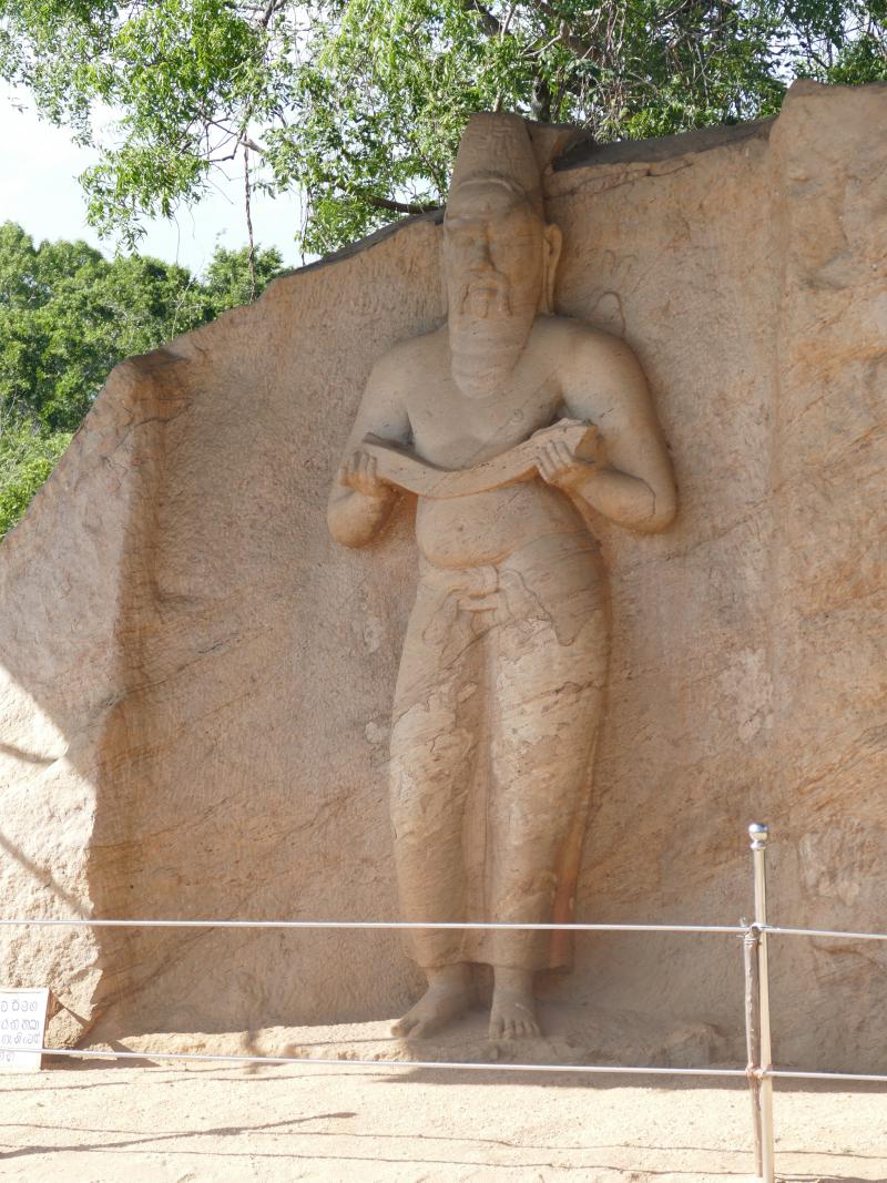Wykuty w skale posąg króla Parakramabahu I