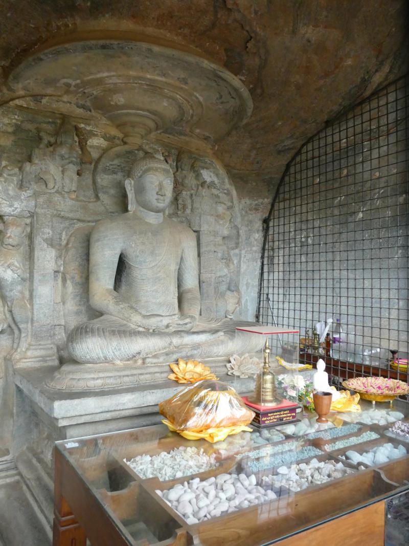 Skalna świątynia Gal Vihara. Jeden z czterech posągów Buddy – Budda siedzący 