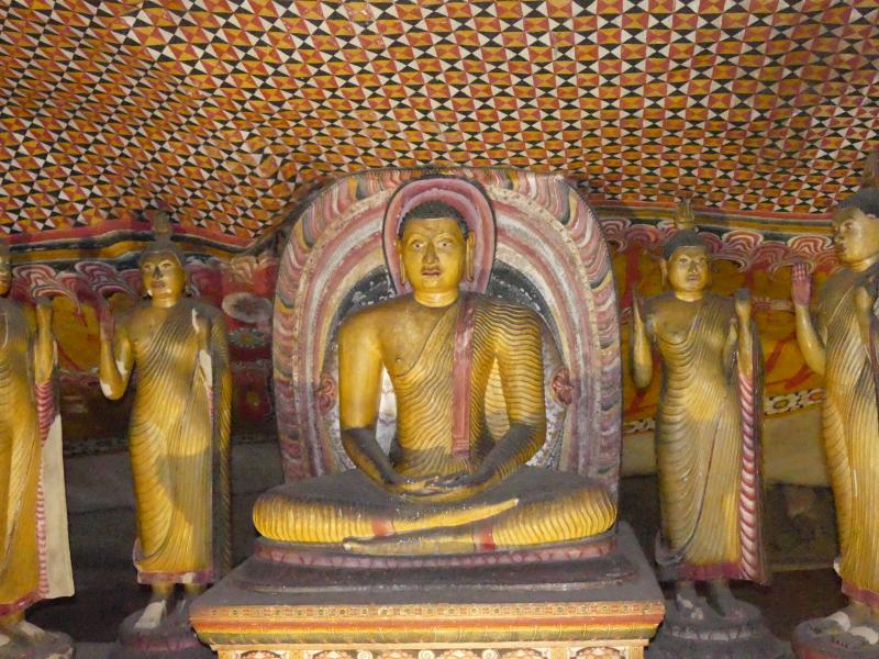 Kompleks skalnych świątyń w Dambulla. Posąg Buddy w Świątyni Wielkich Królów