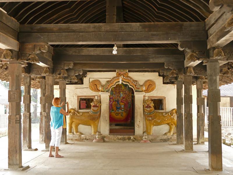 Groźne lwy. Drewniana świątynia  Embekke Devalaya  w Gampoli