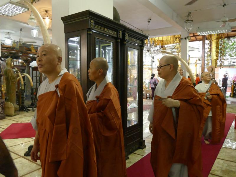 Mnisi buddyjscy w salach sanktuarium Gangaramaya