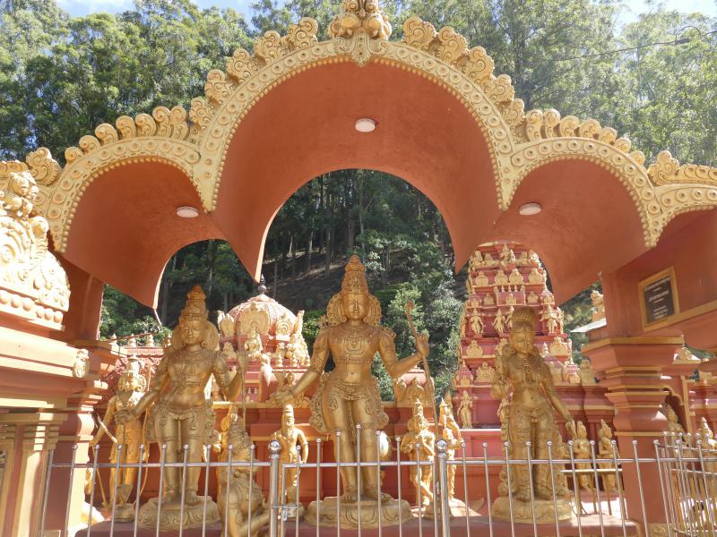 Przed wejściem do świątyni Sity. Hinduistyczni bogowie