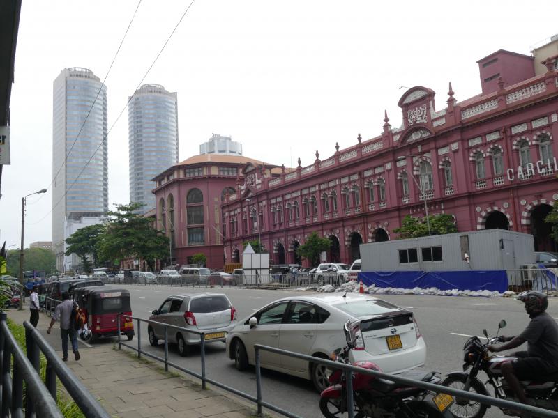 Colombo. Ulica York Street i kolonialny budynek Cargills Ceylon. W perspektywie wieżowce WTC