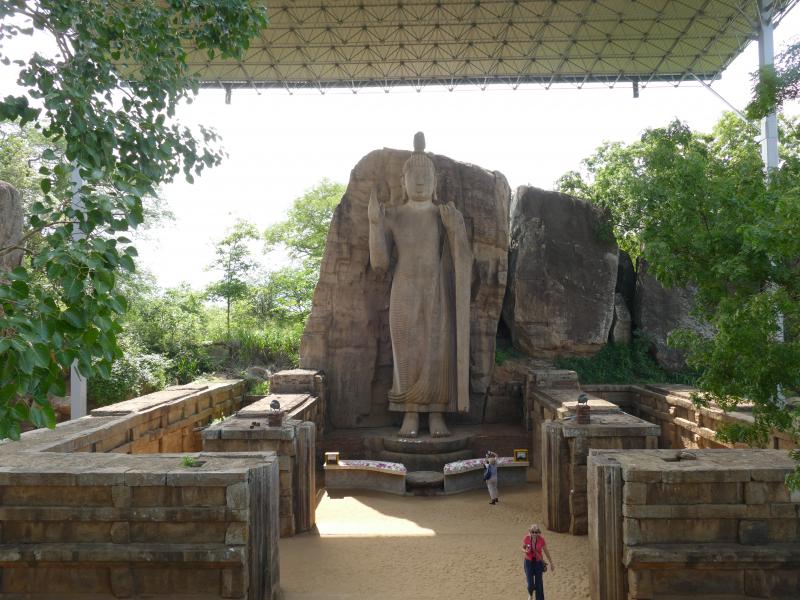 Kamienny posąg Buddy w świątyni Aukana