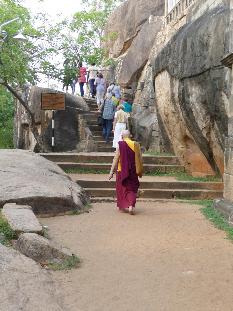 Klasztor Isurumunija. Wejście na szczyt masywu skalnego kryjącego świątynię