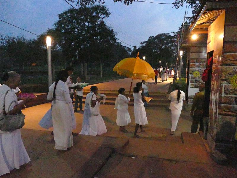 W świątyni Ruwanveli. Wieczorna procesja z darami