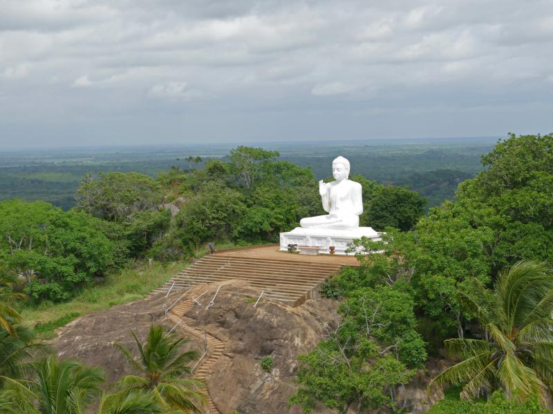 Mihintale. Wielki Budda – widok ze skały Aradhana Gala 