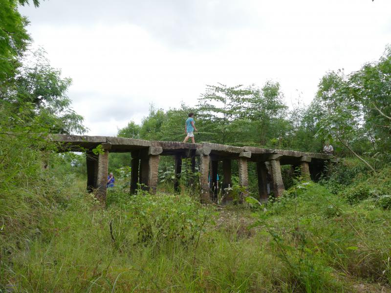 Kamienny most z IX w. nad  wyschniętym korytem  Malwathu Oya