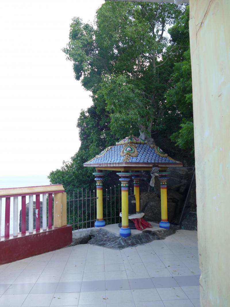 Kandasamy Kovil. Kapliczka Penisa Sziwy nad wysokim klifem Swami Rock