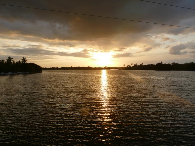 Zachód słońca nad zatoką Koddiyar Bay koło Trincomalee