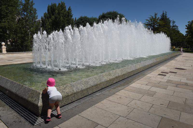 Hiszpania fontanna dziecko 
