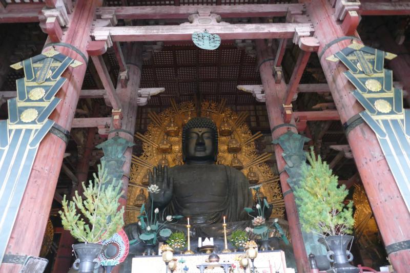Pawilon Daibutsuden. Posąg Wielkiego Buddy Wajroczana /Daibutsu/ - nauczającego. Największy 	posąg z brązu na świecie /16,2 m wys./