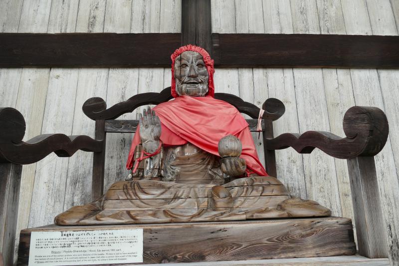 Binzuru /Pindola Bharadvaja/,  jedna z 16 postaci towarzyszących Buddzie, posiadająca moc 	uzdrawiania.   Drewniany posąg z epoki Edo w Muzeum Świątyni Todaiji w Nara