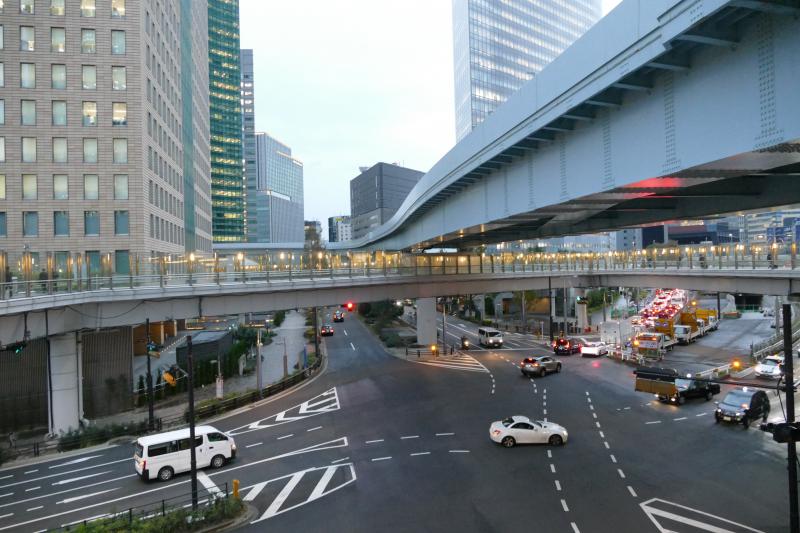 Tokio. Rozbudowane skrzyżowanie w centrum z estakadą szybkiej kolei miejskiej