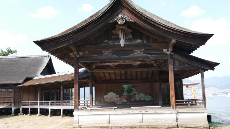 Zespół zabudowań szintoistycznej świątyni Itsukushima. Scena najstarszego w Japonii teatru no /XVI w./