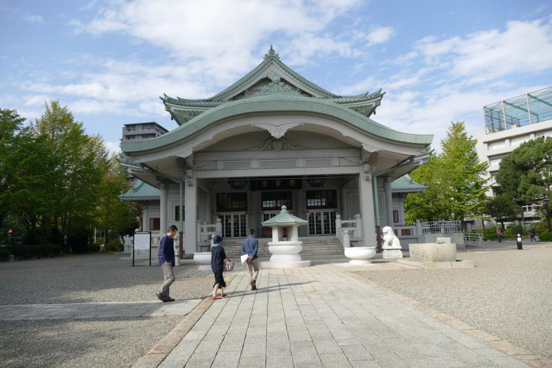 Szintoistyczna świątynia. Park Yokoamicho w Tokio