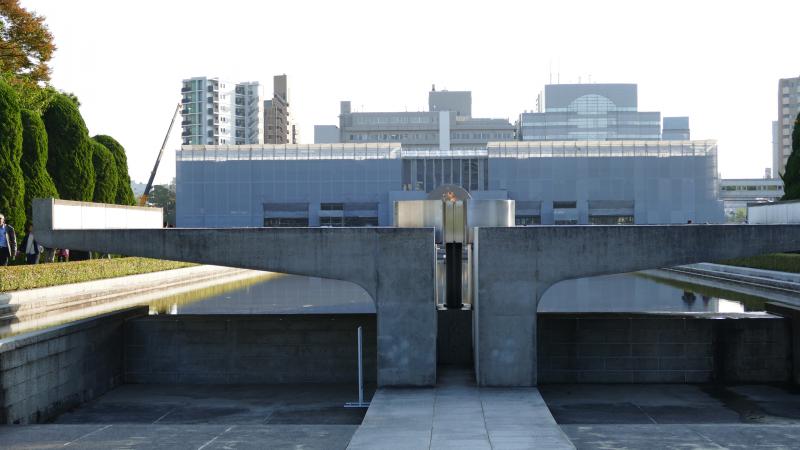 Muzeum Pokoju w Hiroszimie. Na pierwszym planie Płomień Pokoju. Zgaśnie po  całkowitej likwidacji  broni atomowej