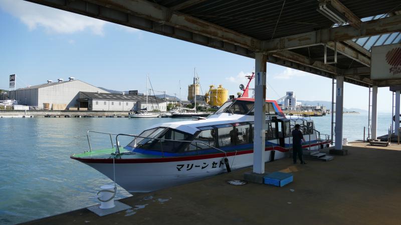 Kojima. Port nad Wewnętrznym Morzem Japońskim. Łódź wycieczkowa na przystani