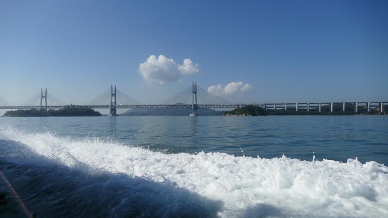 Przeprawa mostowa Seto Ohashi –Wielki Most Seto. Widoczny drugi z pięciu dużych mostów – most Hitsuishijima, łączących ponad wodami Wewnętrznego Morza Japońskiego wyspy Honsiu i Sikoku