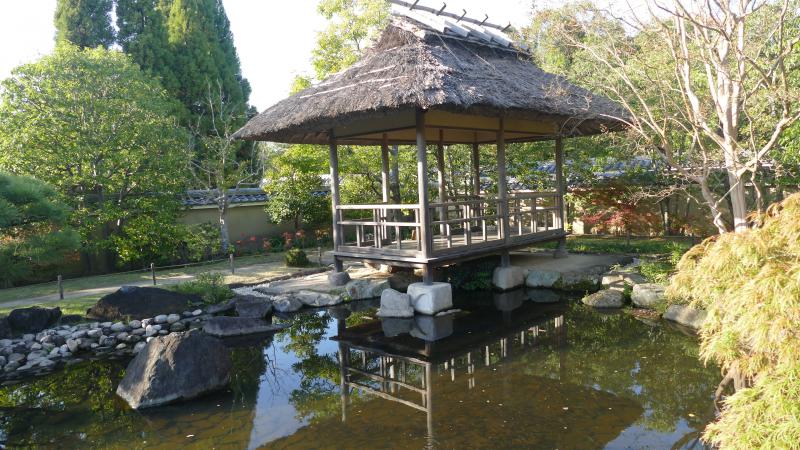 Ogrody Koko-en w  Himeji. Pawilon nad wodą