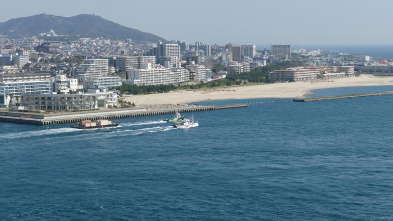 Plaża w mieście Akashi. Widok z mostu