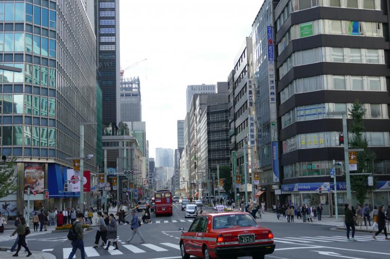 Ulica w centrum Tokio. Perspektywa z mostu Nihonbashi