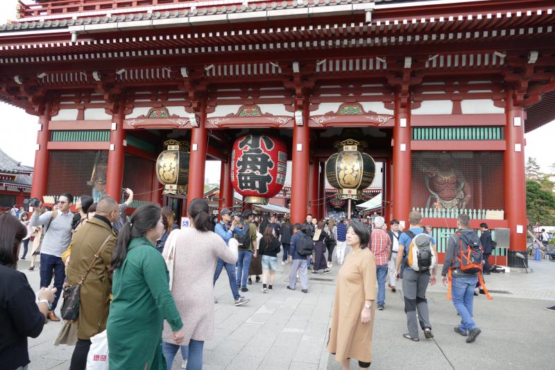 Buddyjska świątynia Senso-ji poświęcona bogini Kannon. Brama Grzmotów z wielkim czerwono-czarnym, papierowym lampionem ze znakami  chmur i błyskawic