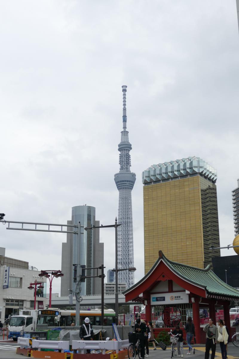 Tokio - centrum.  W drodze do przystani Asakusa. W perspektywie wieża Tokio Sky Tree, na 	pierwszym planie czerwony pawilonik – zejście do metra linii Asakusa
