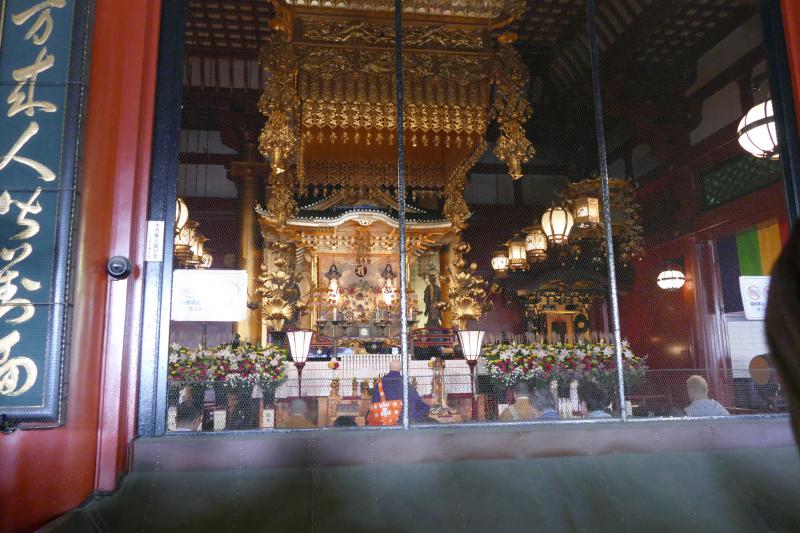 Ołtarz bogini Kannon /bóstwo współczucia/ w głównym budynku świątyni Senso-ji