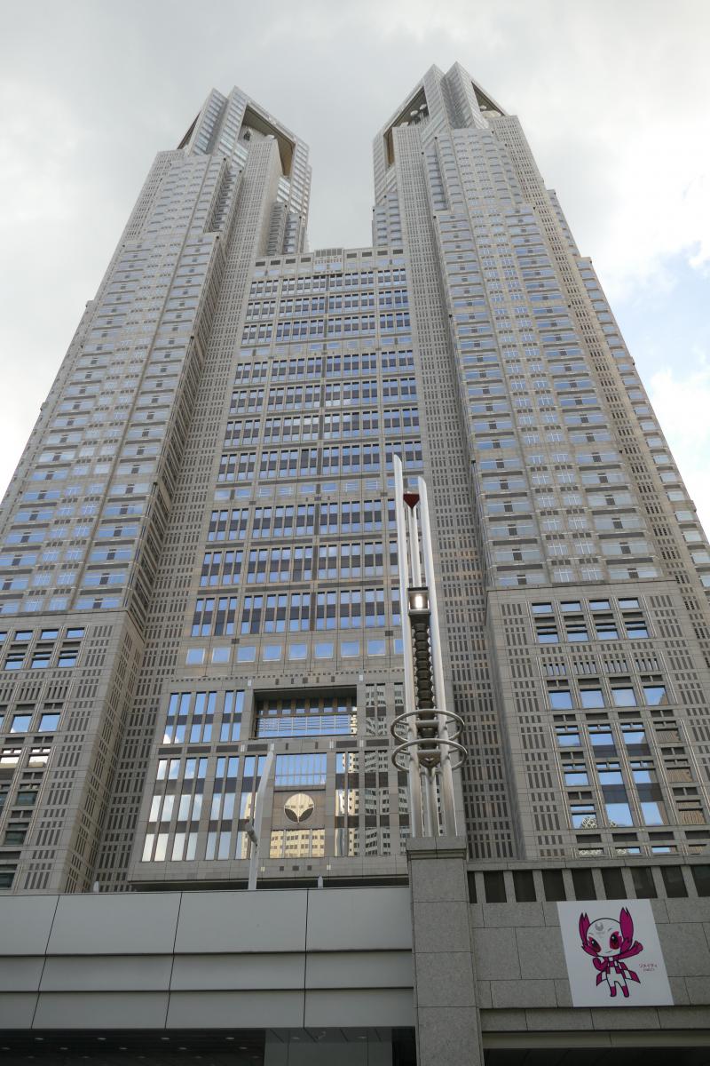 Główny biurowiec Tokyo Metropolitan Government Building. Na poziomie 33 piętra rozdziela się na dwie gigantyczne wieże sięgające 243 m wysokości /arch. Kenzo Tange/