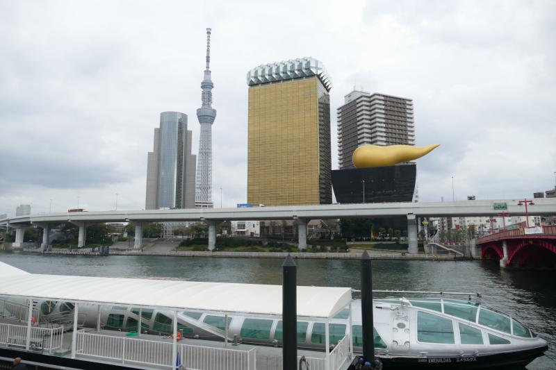 Rzeka Sumida i dwa budynki browaru Asahi -Złota Wieża Asahi Group i Asahi Super Dry Hall – dzban 	piwa z poziomym płomieniem Flamme d`Or