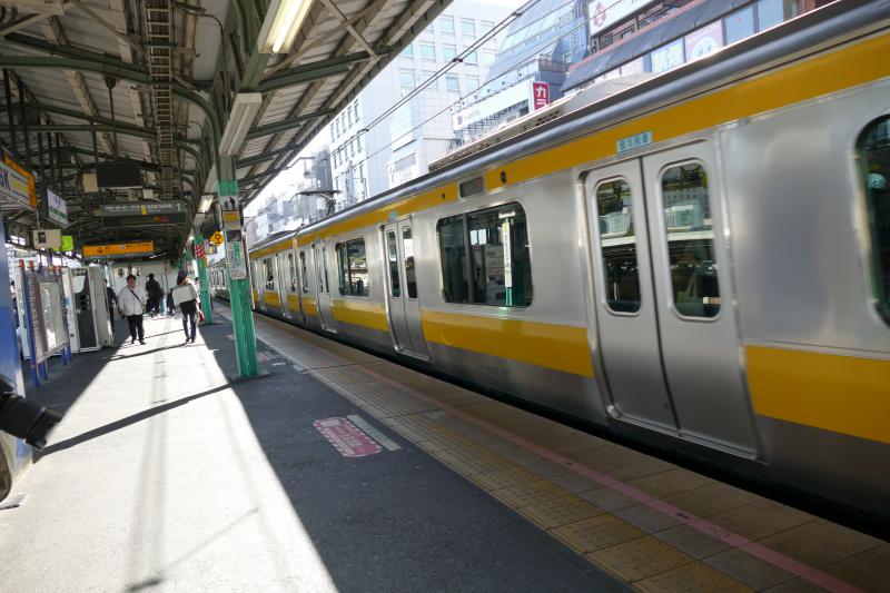 Japońskie koleje. Żółty pociąg odjeżdża 
