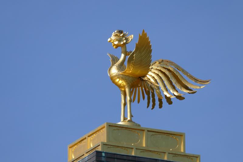 Ptak Feniks na szczycie dachu Złotego Pawilonu. Symbol odrodzenia się świątyni ze zniszczeń 