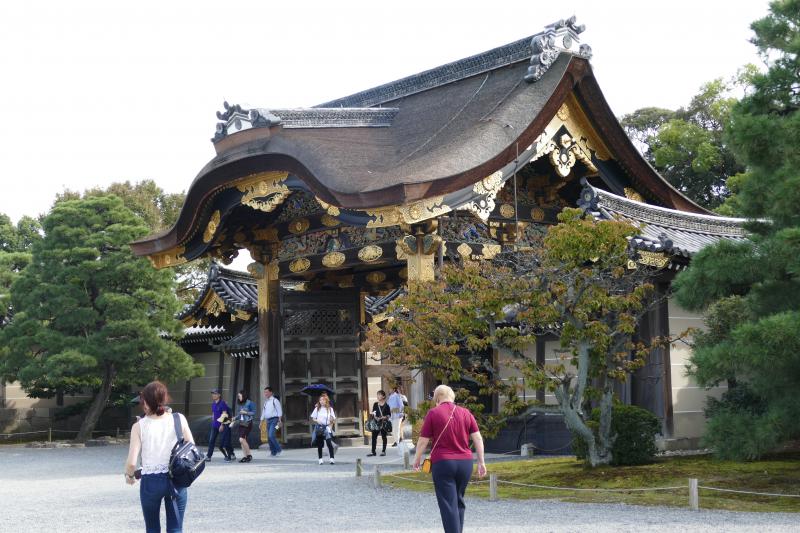 Kioto. Bogato zdobiona brama Kara-mon w zamku Nijo-jo