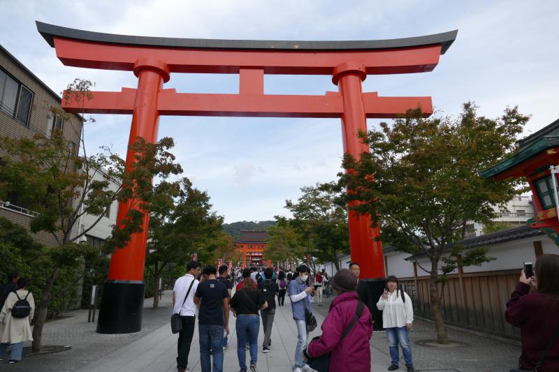 Wejściedo świątyni  Fushimi-Inari-Taisha w Kioto. Pierwsza brama torii