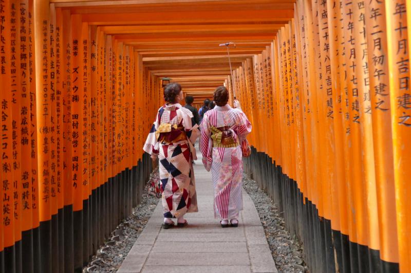 Tunel utworzony ze szkarłatnych torii z wypisanymi nazwami fundatorów –osób i firm, biegnący   	stokiem świątynnego wzgórza na długości 4 km. Świątynia Fushimi-Inari-Taisha w Kioto