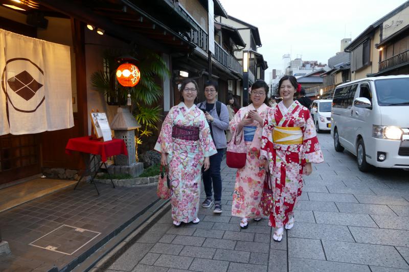 Kioto. Uliczka w Gion. Przed herbaciarnią