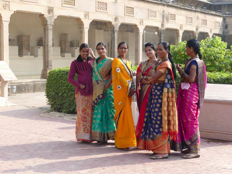 Sarnath. Muzeum Archeologiczne. Hinduskie kobiety w tradycyjnych sari