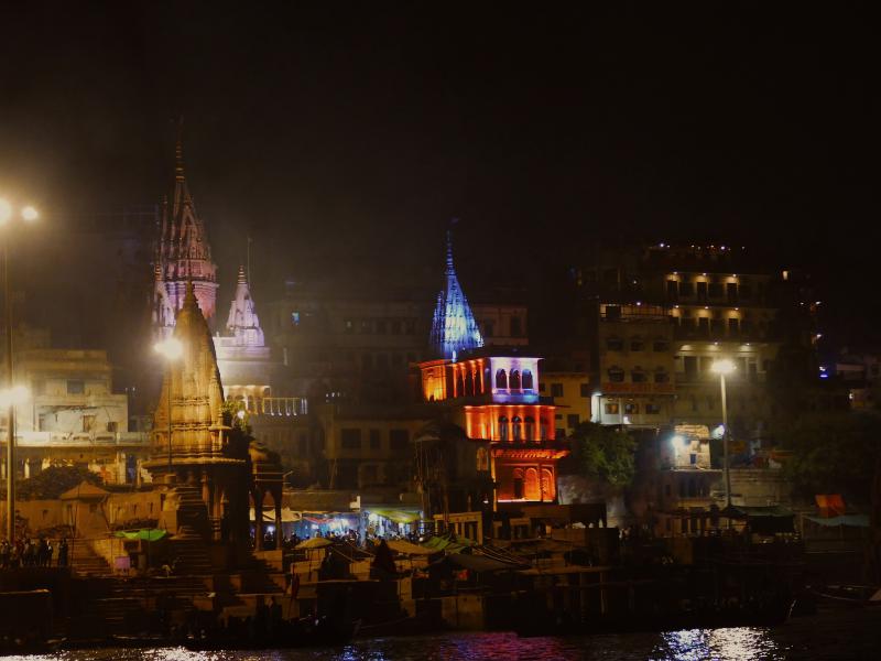 Waranasi. Nocny rejs łodzią po Gangesie.  Panorama miasta